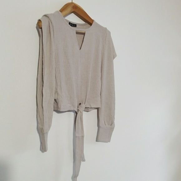 Cut Out Sleeve Crop Top - Picture 3 of 7